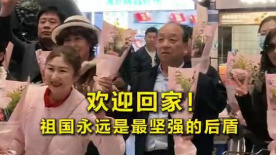 岳和闺蜜把我用嘴含进满动态图